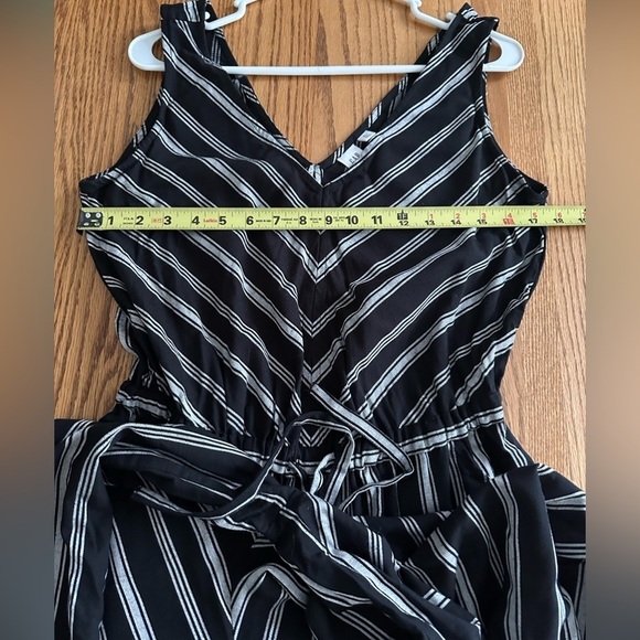 GAP Chevron Print V-Neck Wide-Leg Capri Romper Black & White Striped Size S Tall - Picture 11 of 14